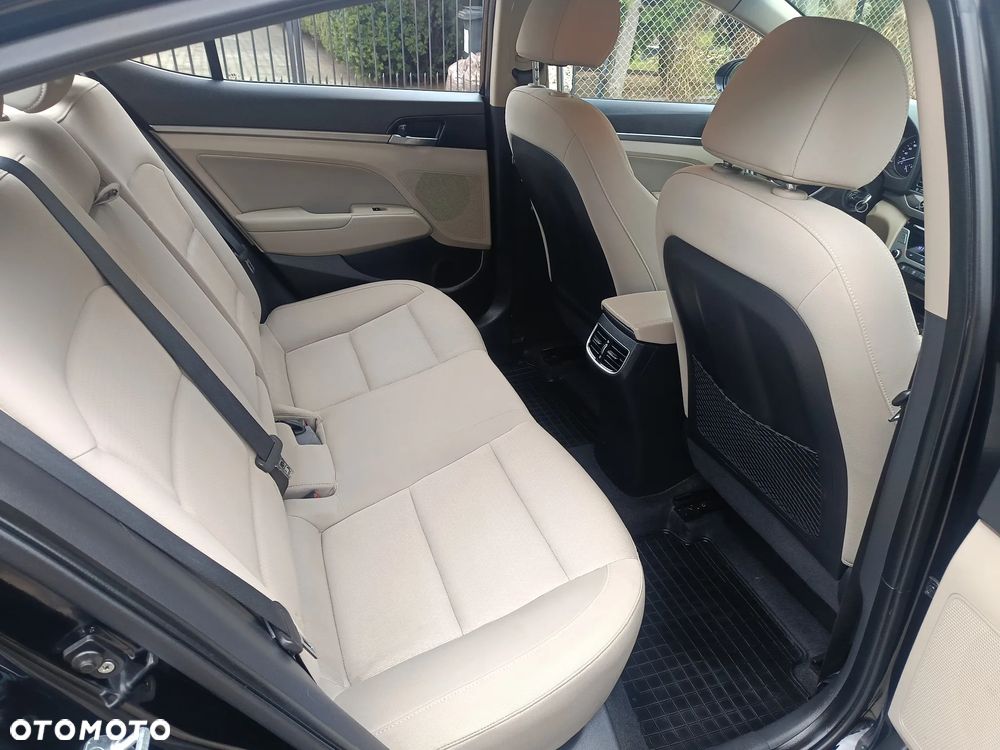 Hyundai Elantra - 16