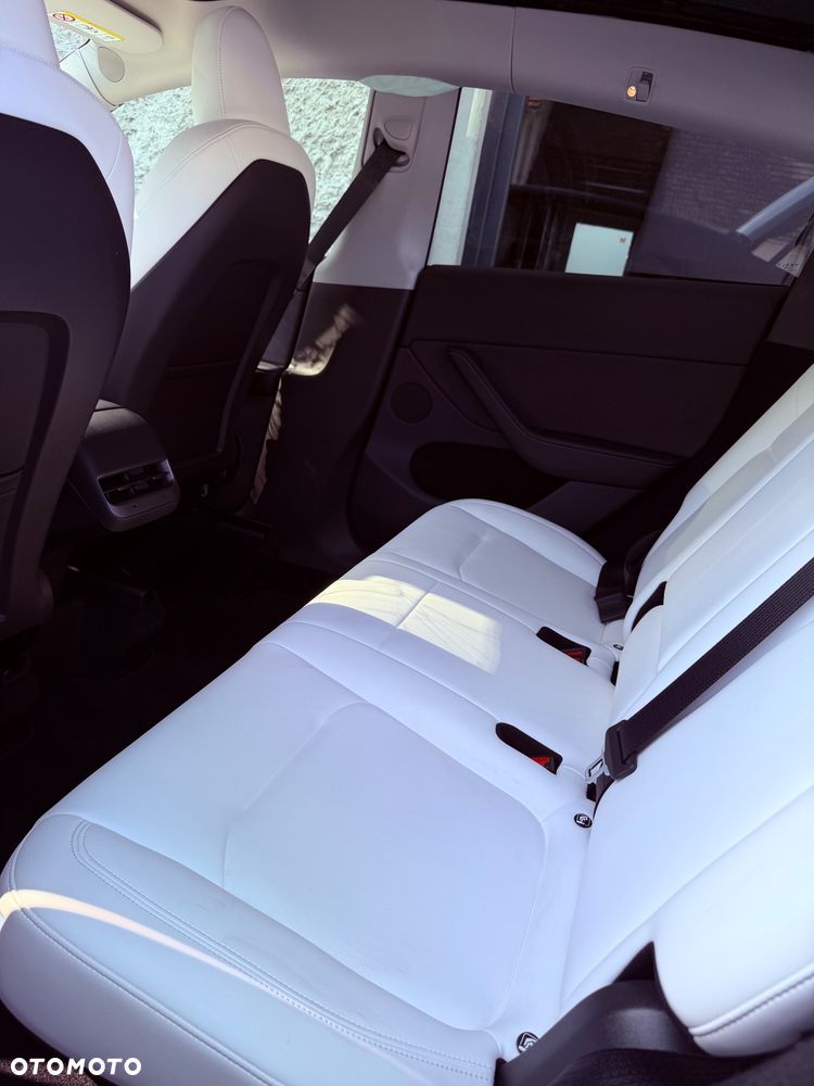 Tesla Model Y Long Range AWD - 16