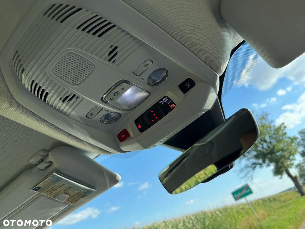 Peugeot 3008 1.6 PureTech Hybrid PHEV Allure S&S EAT8 - 39