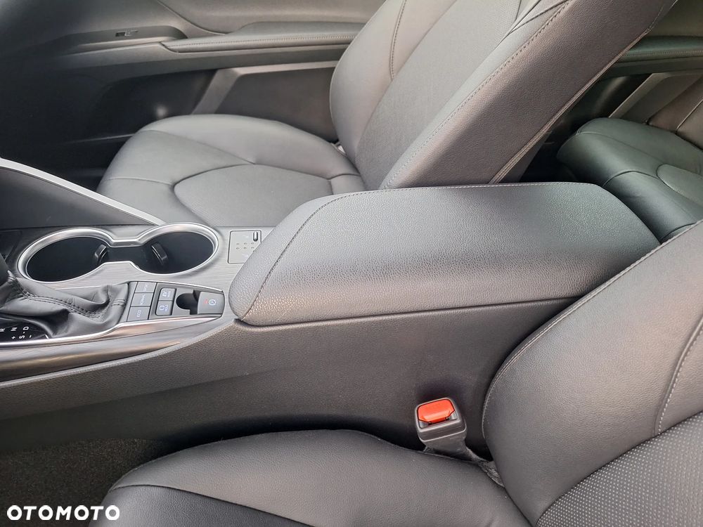 Toyota Camry 2.5 Hybrid Executive CVT - 21