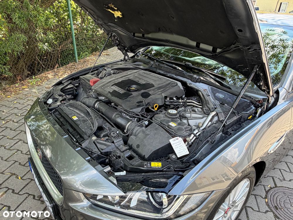 Jaguar XE 2.0 D Portfolio - 9