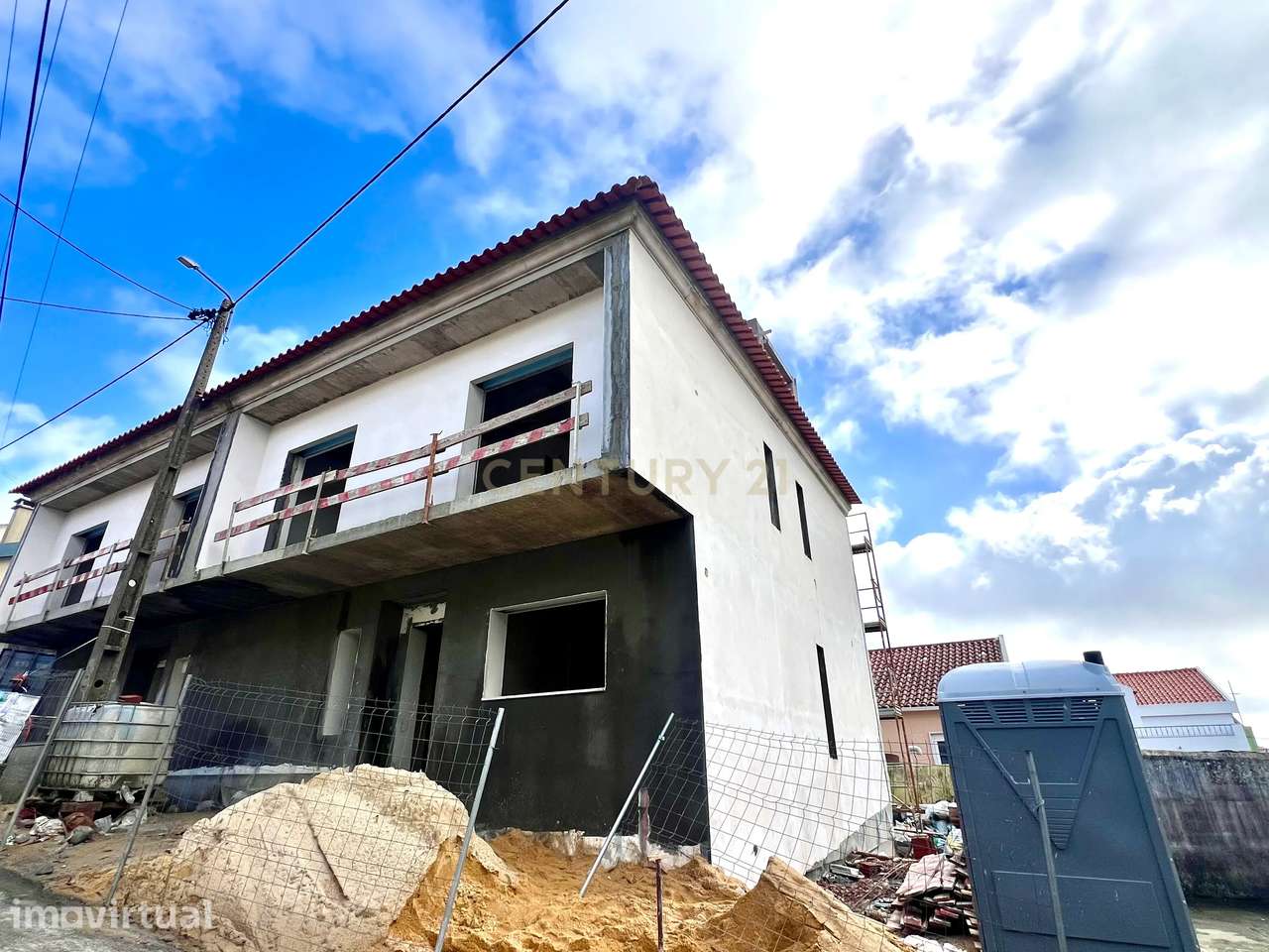 Moradia geminada T4 em fase de construção localizada em Casal de Cambr - Grande imagem: 2/11