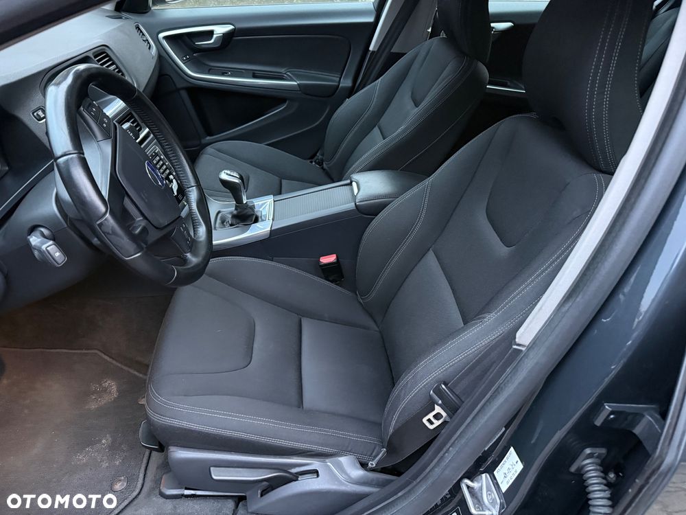Volvo V60 D2 Momentum - 24