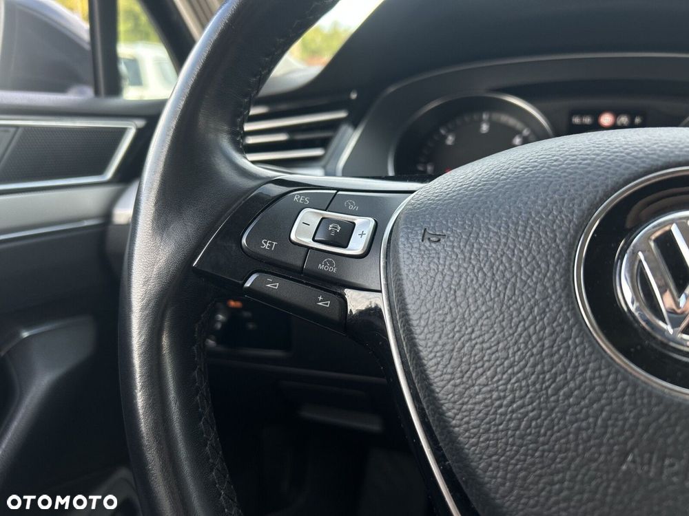 Volkswagen Passat - 25