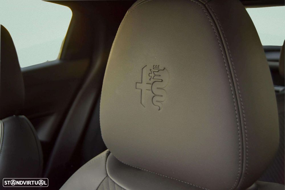 Alfa Romeo Junior 1.2 Sport Speciale eDCT6 - 8