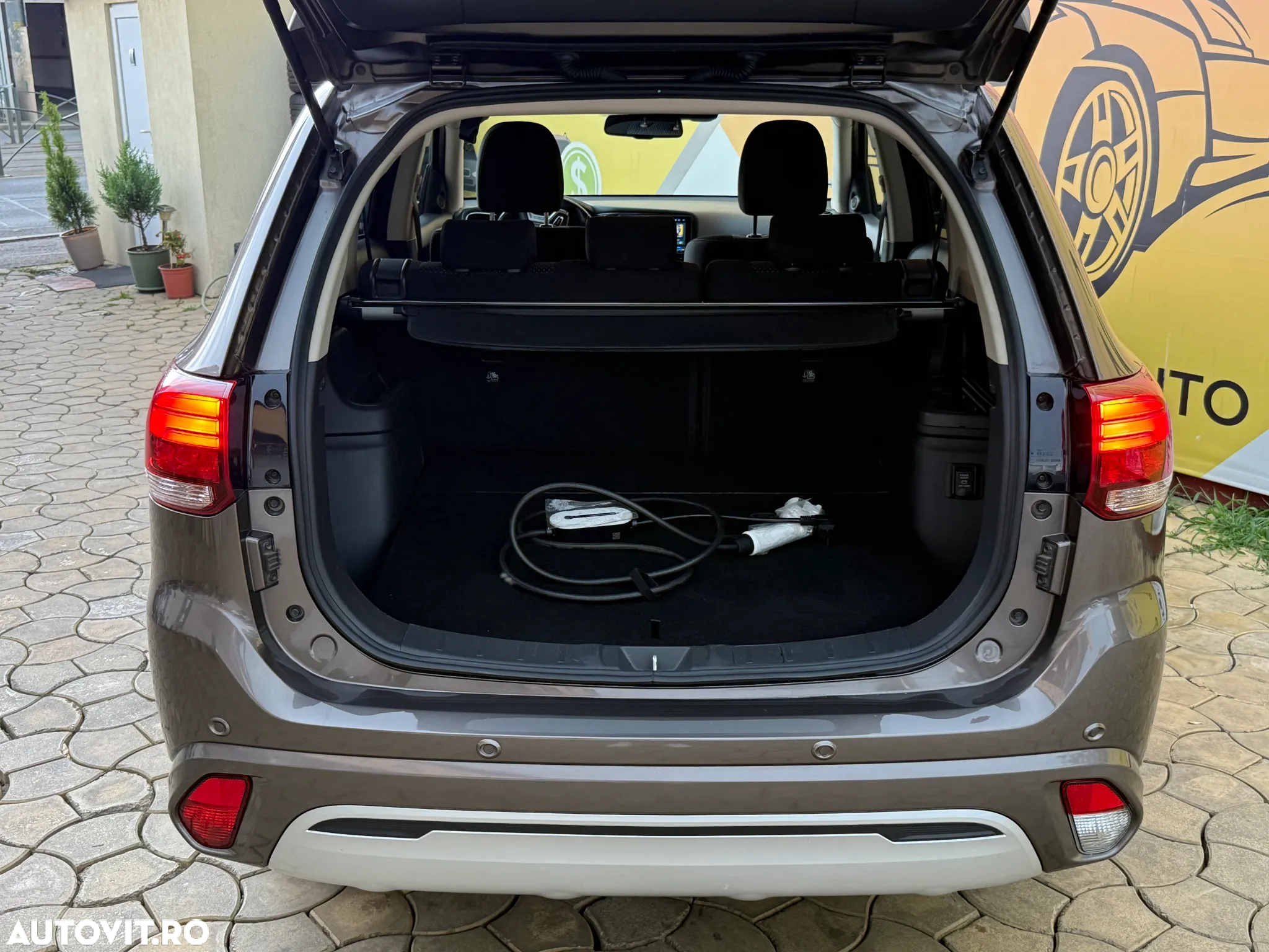 Mitsubishi Outlander 2.4 4WD Plug-In Hybrid - 20
