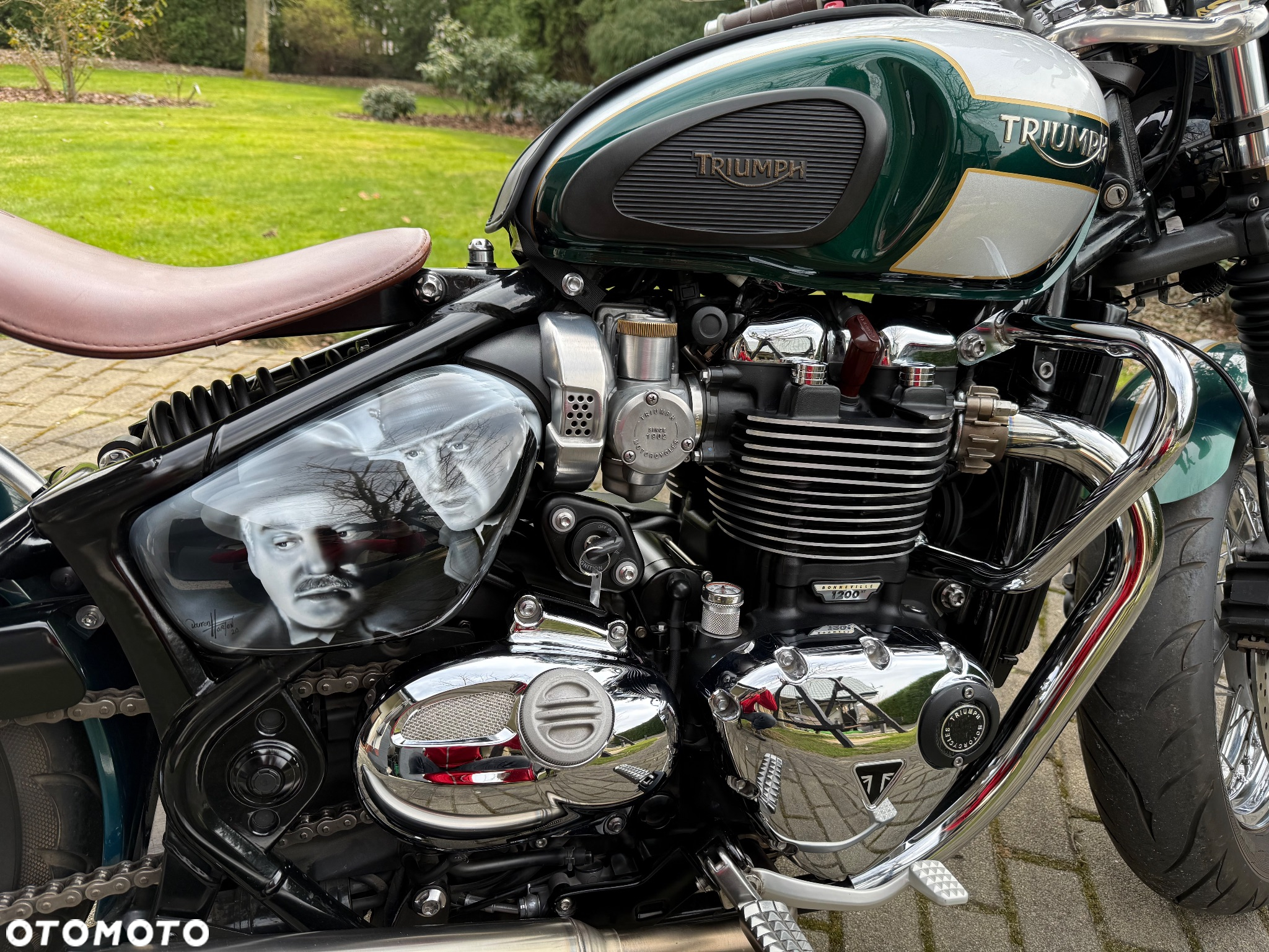 Triumph Bonneville Bobber - 13