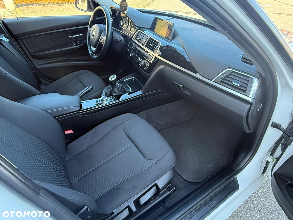 BMW Seria 3 318d M Sport Shadow - 36