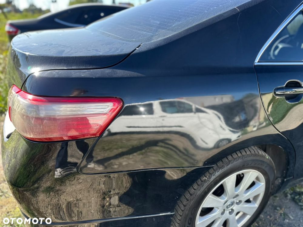 Toyota Camry 2.5 XLE - 24