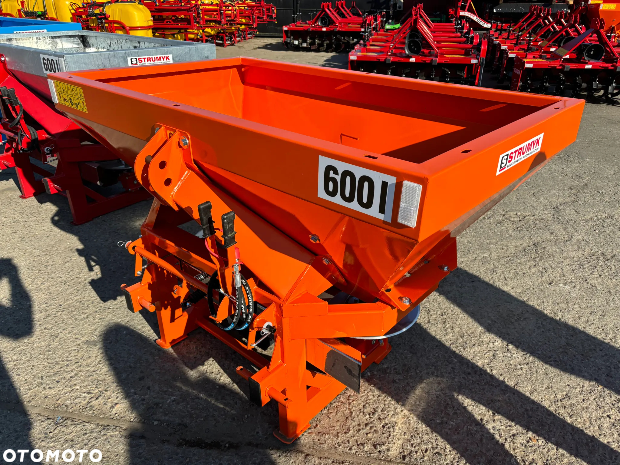 Dwutalerzowy rozsiewacz nawozów/ DARMOWY TRANSPORT/Producent: STRUMYK /Model: TYTAN/400l -1600 l - 7