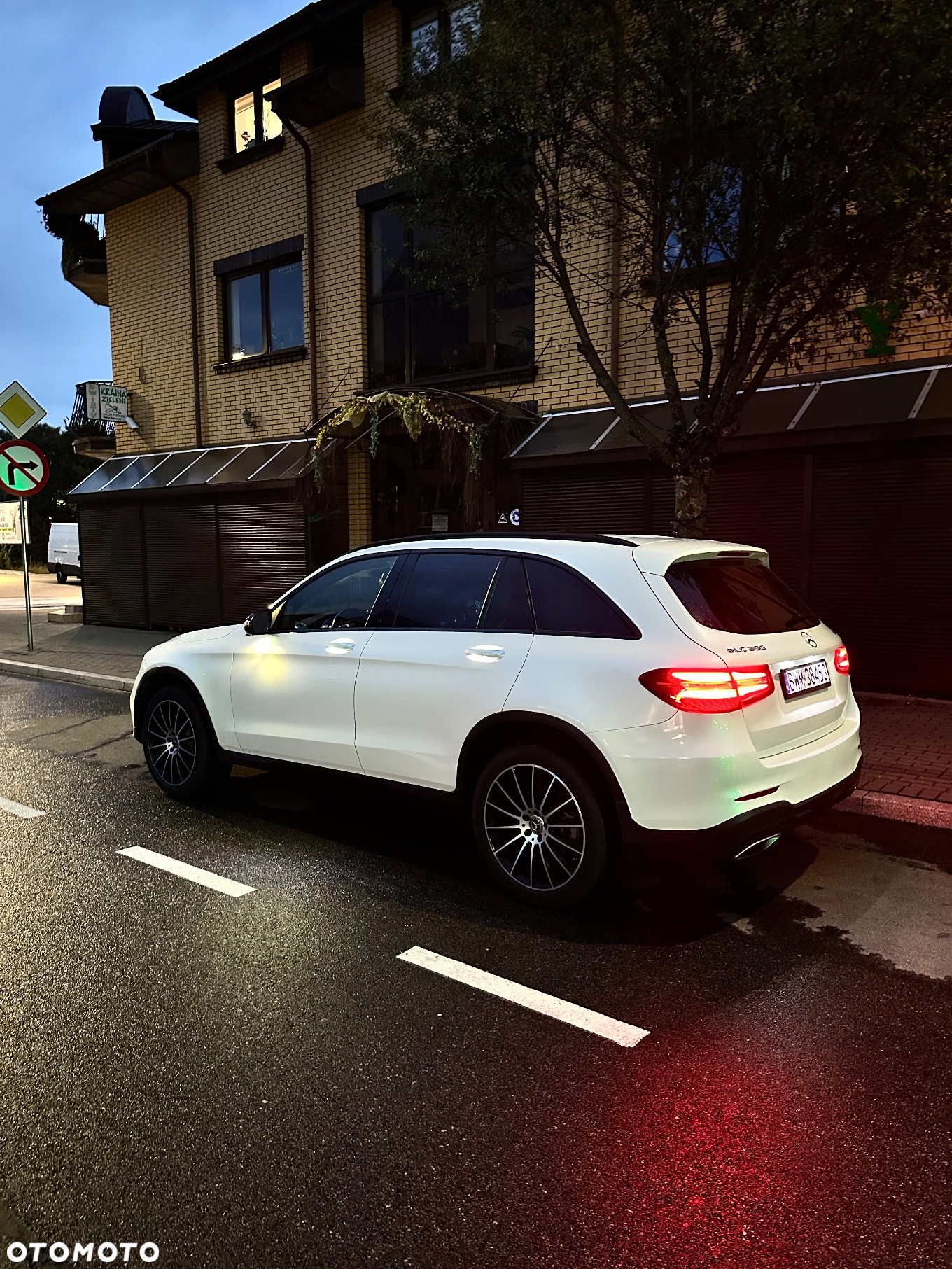 Mercedes-Benz GLC 300 4Matic 9G-TRONIC AMG Line - 21