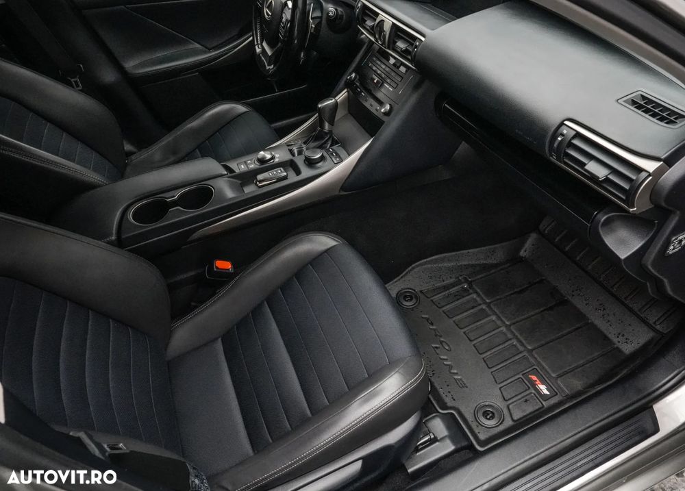 Lexus Seria IS 300h Executive - 12