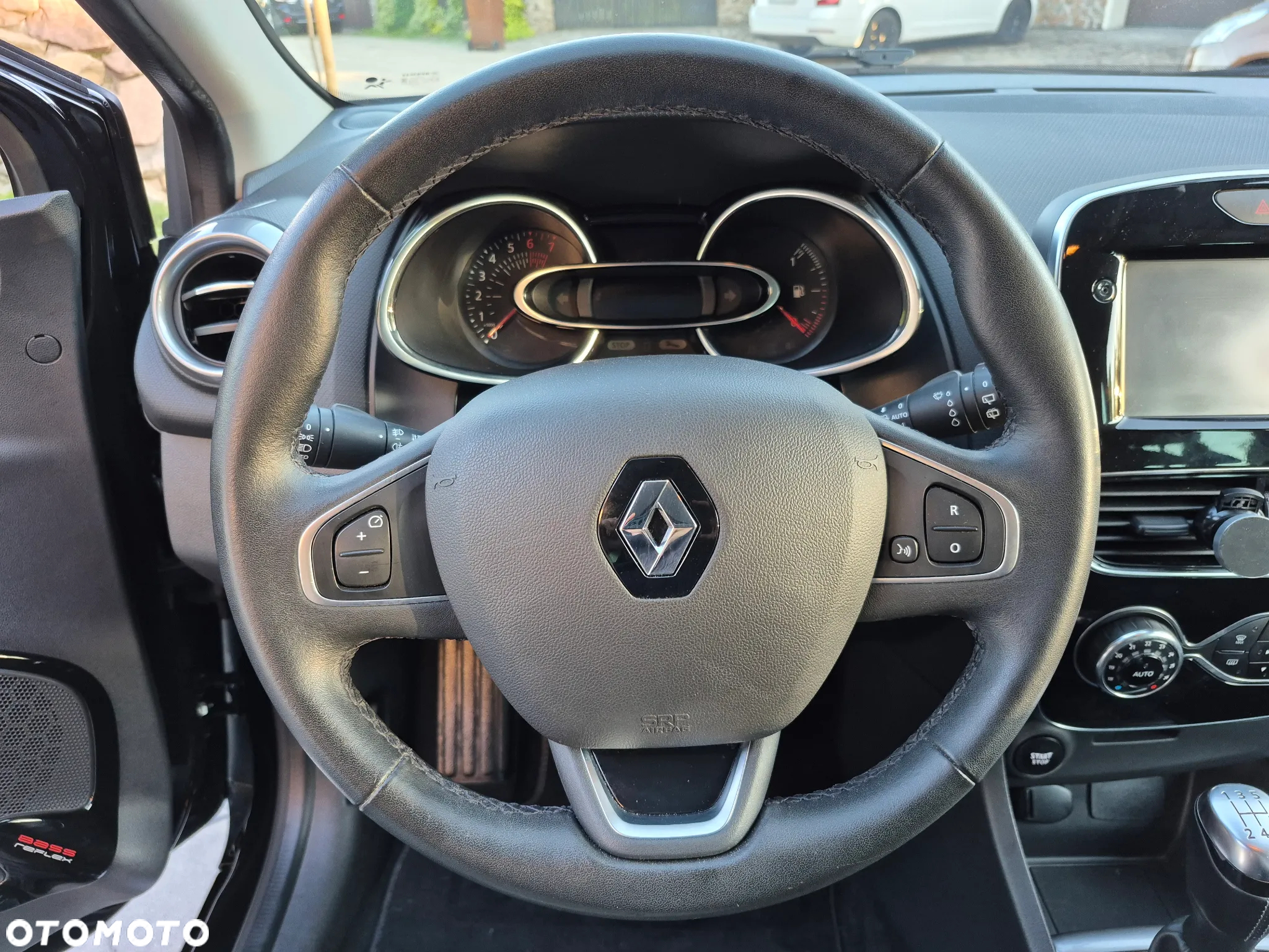 Renault Clio 1.2 16V 75 LIMITED - 11
