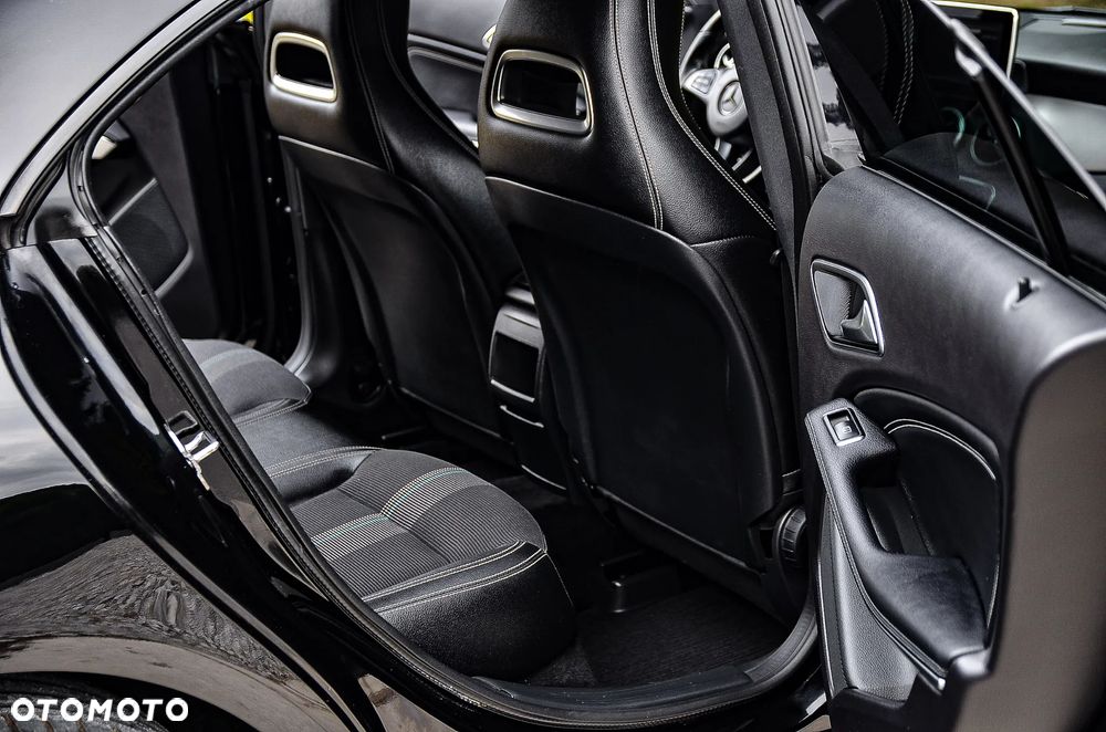 Mercedes-Benz CLA 200 7G-DCT Peak Edition - 32