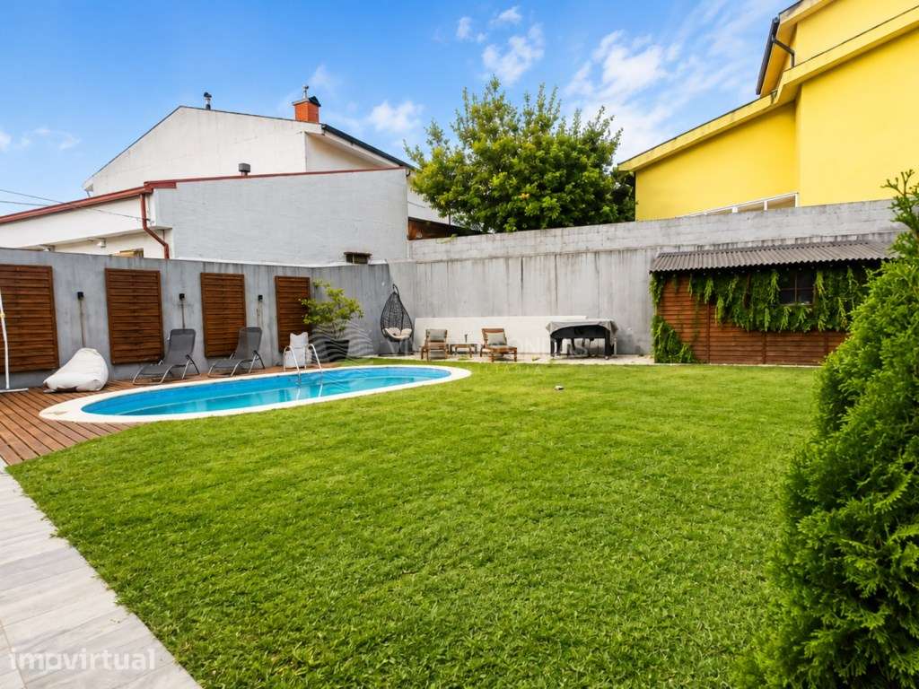 Moradia Moderna Renovada e Sofisticada em Matosinhos.