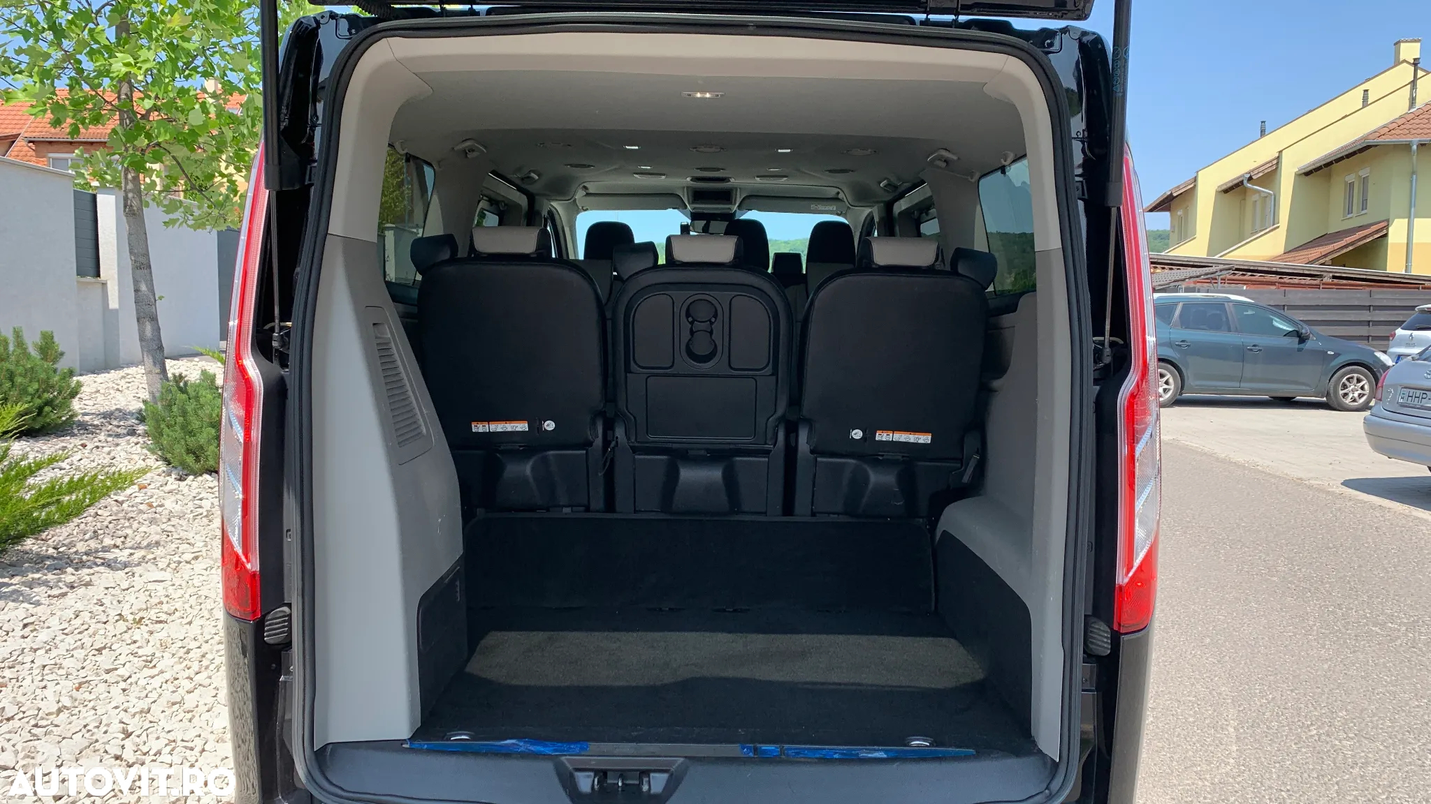 Ford Tourneo Custom Bus 320 2.0 EcoBlue 150 CP L1H1 Titanium - 4