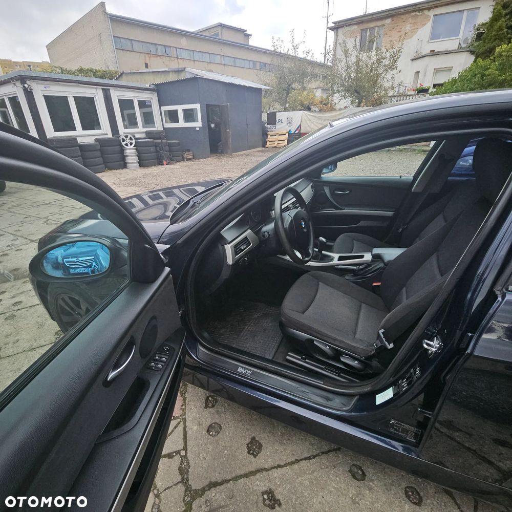BMW Seria 3 318i Touring - 16