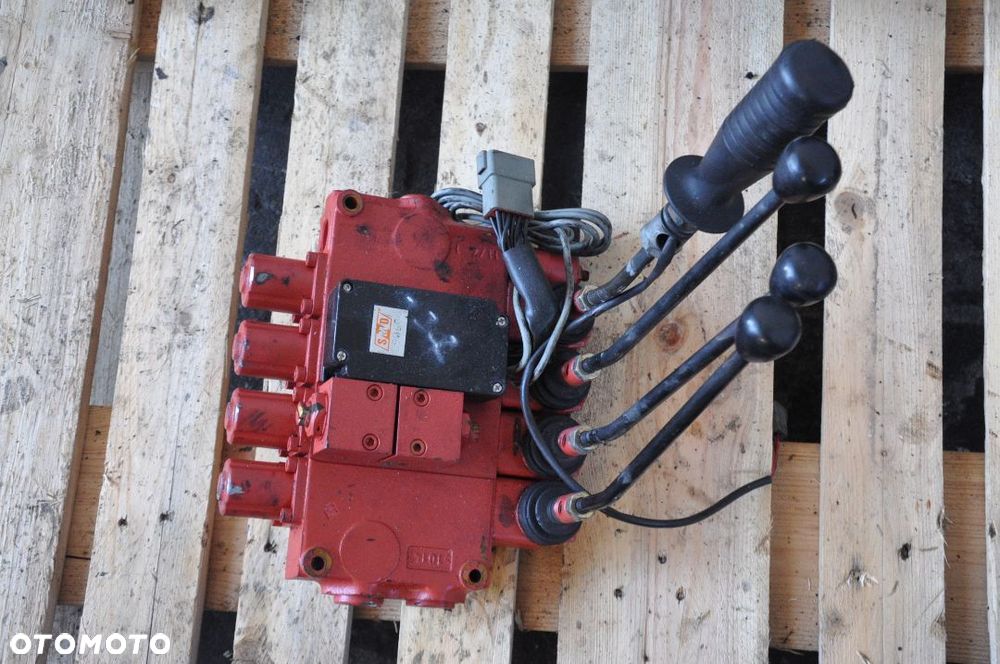 ROZDZIELACZ HYDRAULICZNY MANITOU SMD C90694 - 2