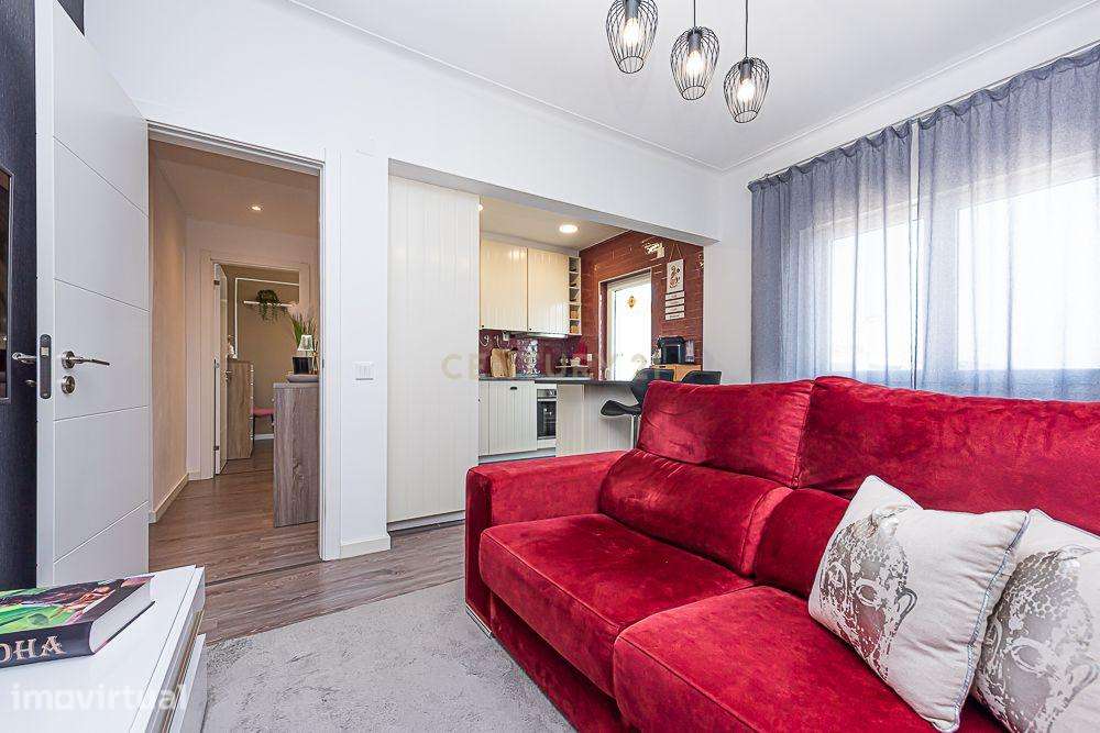 Apartamento T3 Remodelado, Mobilado e Semi-Equipado - Grande imagem: 4/36