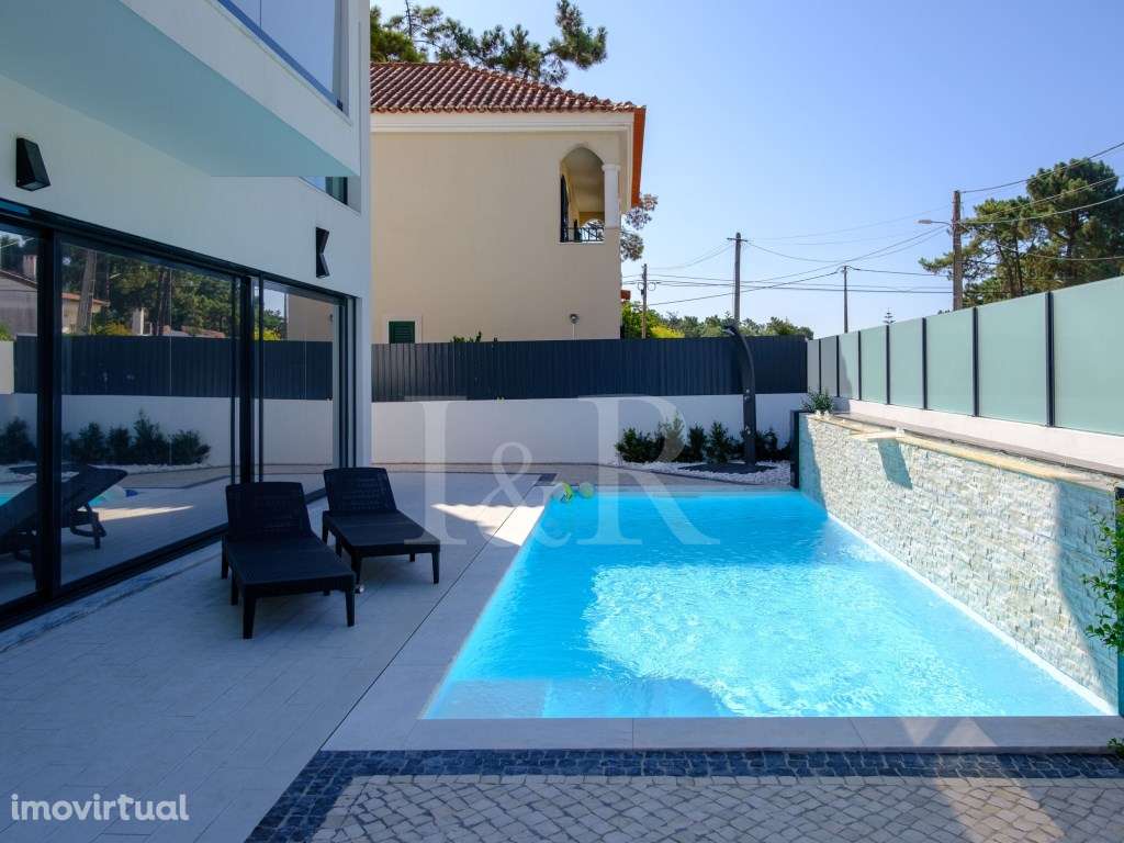 Moradia T4 com terraços e piscina na Aroeira, Almada - Grande imagem: 2/31