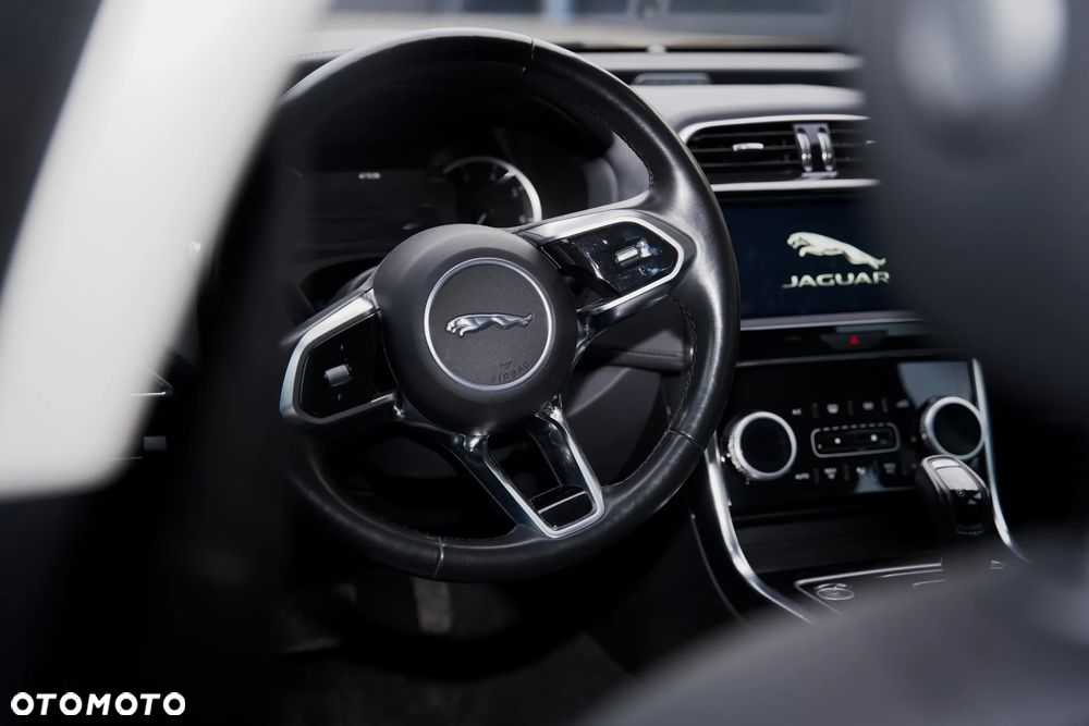Jaguar XE - 13