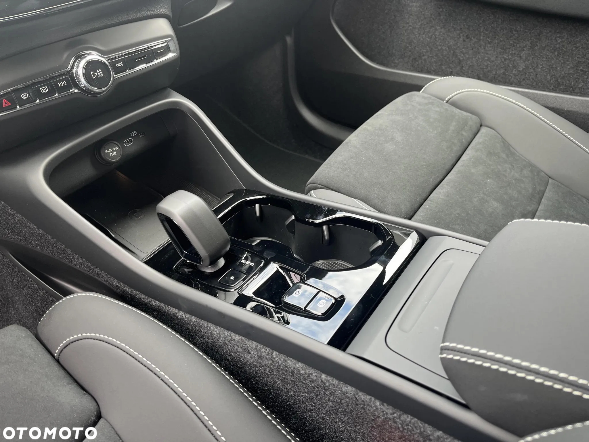 Volvo XC 40 B3 Plus Dark - 12
