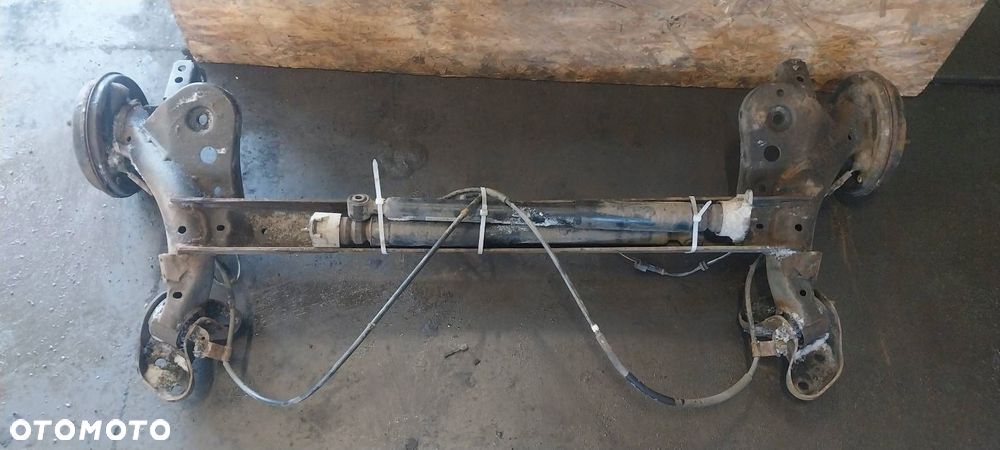 BELKA OŚ ZAWIESZENIA TYŁ BĘBNY Z ABS FORD FIESTA MK6 1.25 16V - 1