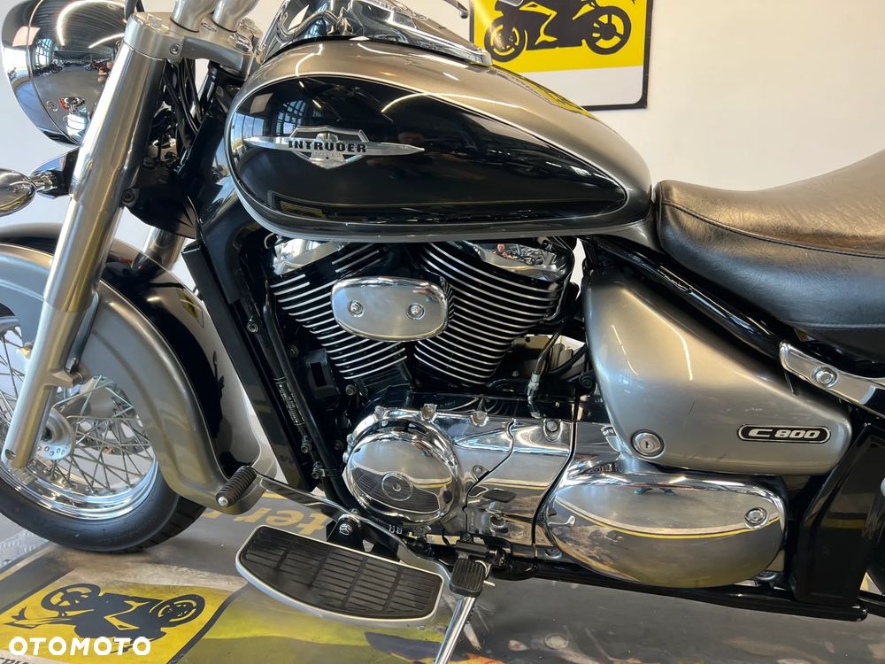 Suzuki Intruder - 11