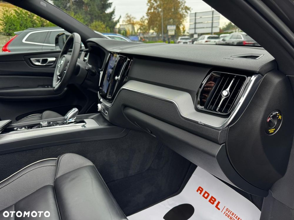 Volvo XC 60 B4 D AWD Plus Dark - 40