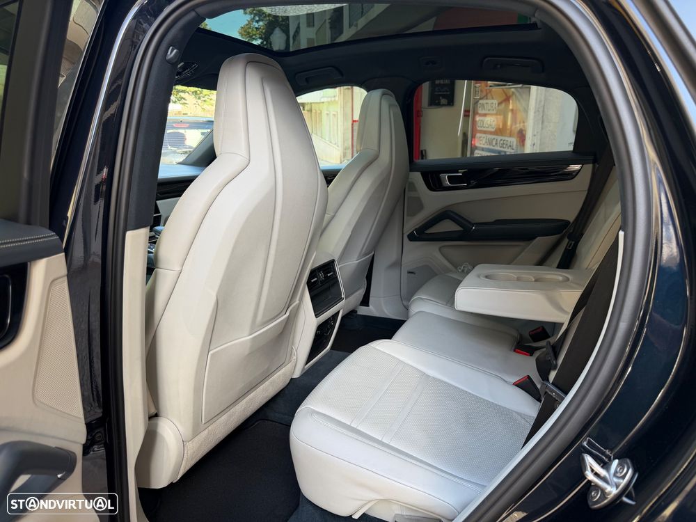 Porsche Cayenne Coupé E-Hybrid - 3
