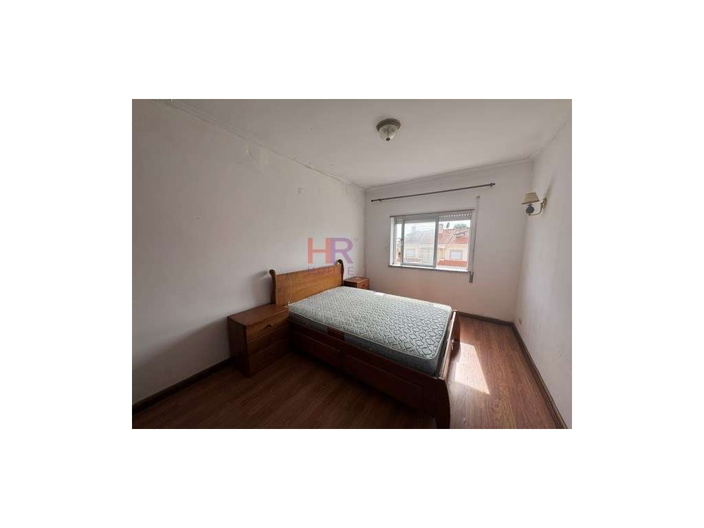 Vende-se T2 Mobilado em prédio com elevador. - Grande imagem: 2/14