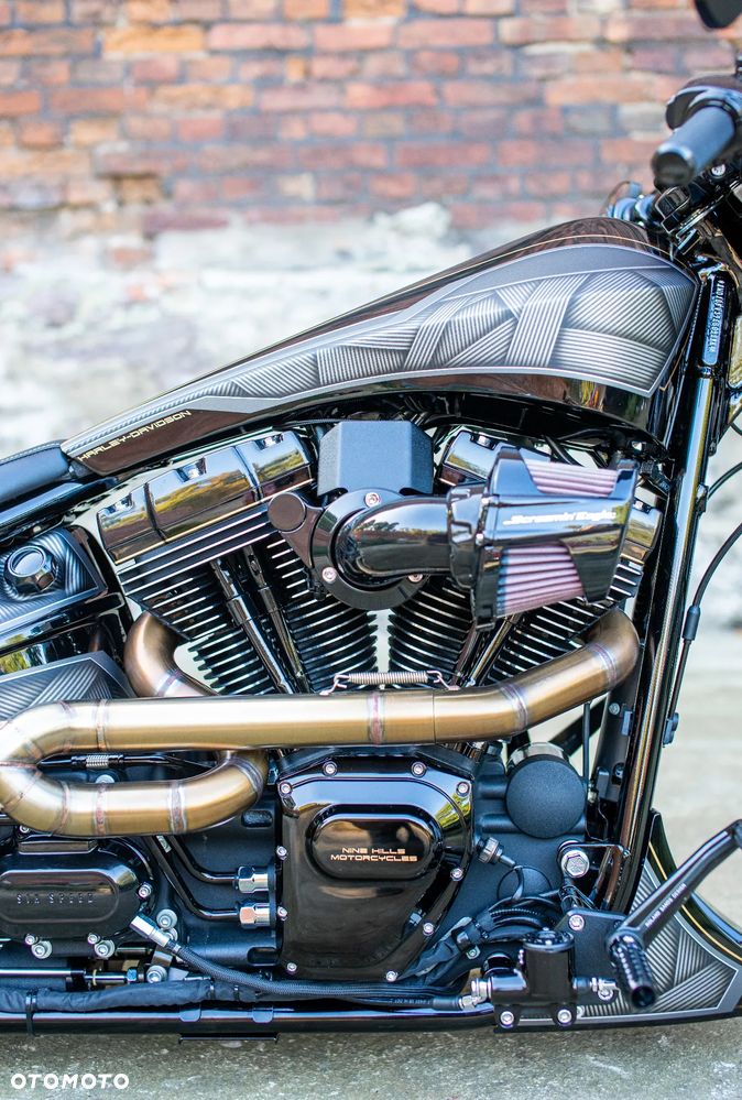 Harley-Davidson Softail Breakout - 21