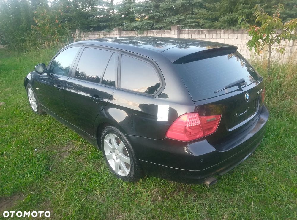 BMW 3 Series 2011 photo 2