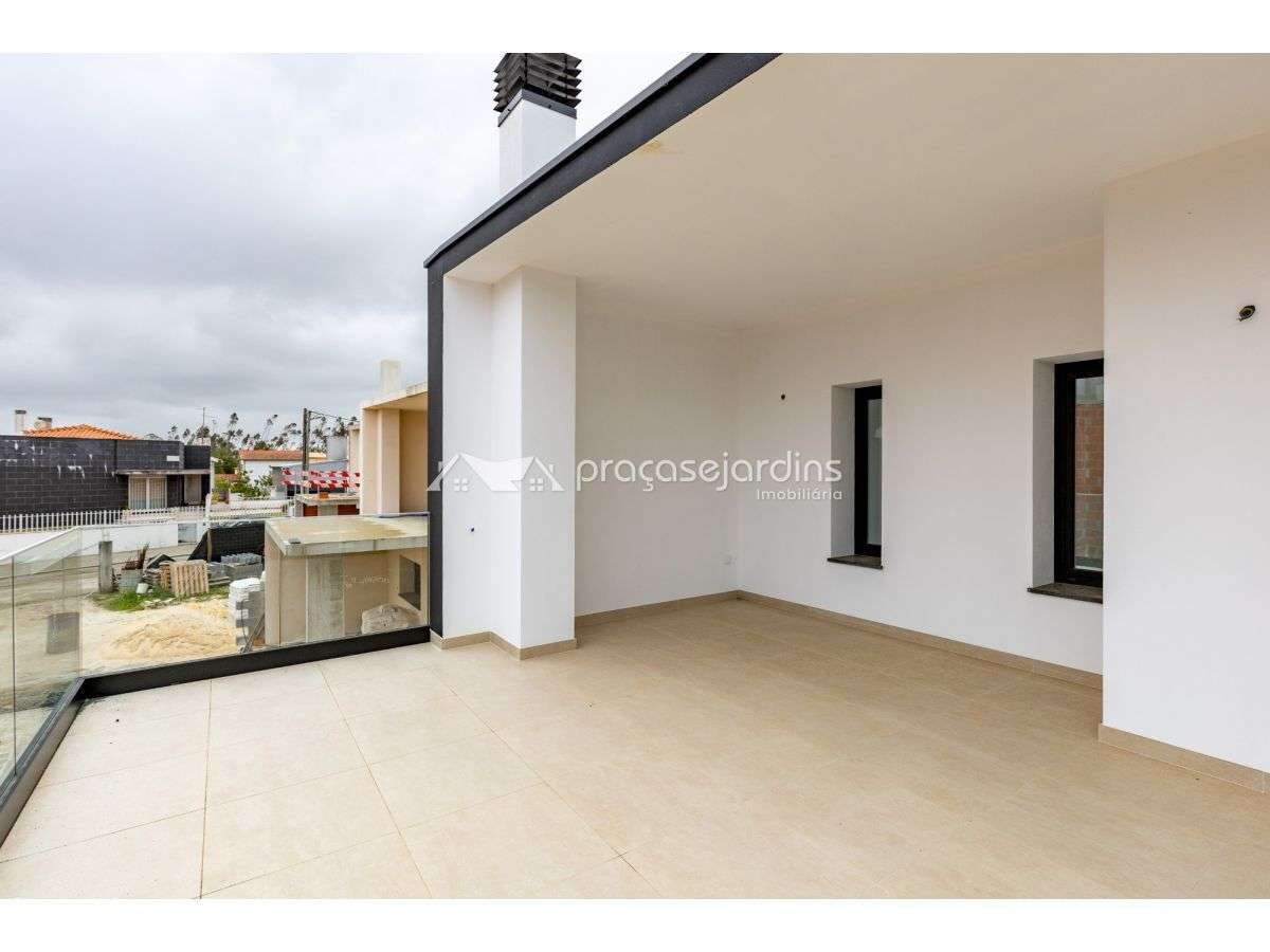 Moradia T4 com jardim, garagem e carregamento para carros elétricos - Grande imagem: 3/38