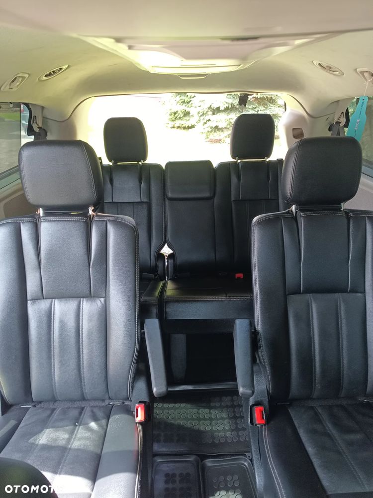 Chrysler Town & Country - 7