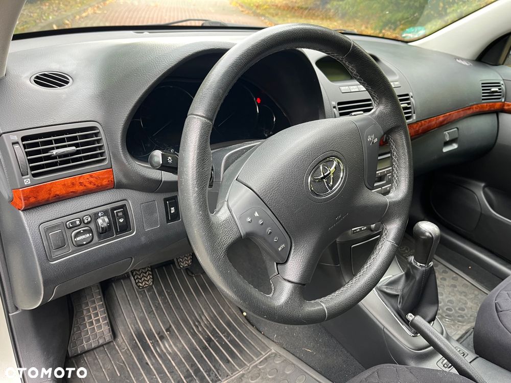 Toyota Avensis 2.0 VVT-i Combi Executive - 15