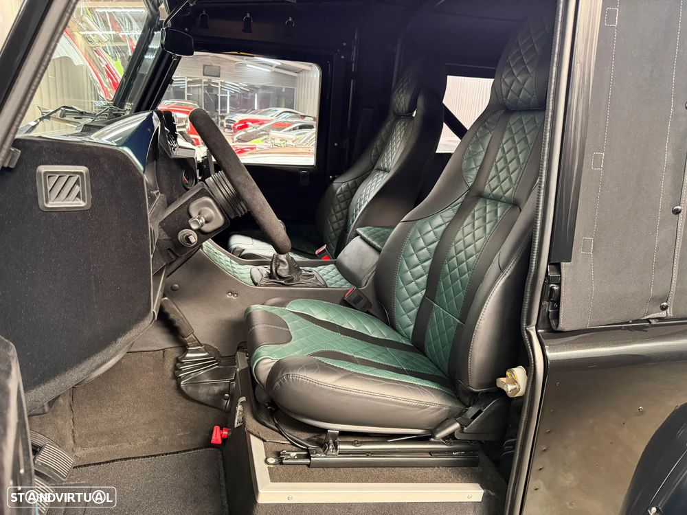 Land Rover Defender - 24