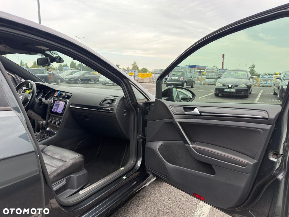 Volkswagen Golf - 34