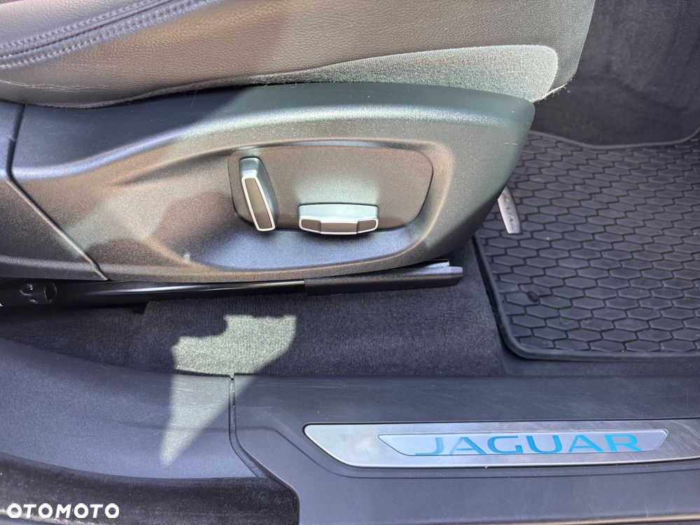 Jaguar F-Pace 25t AWD Prestige - 18