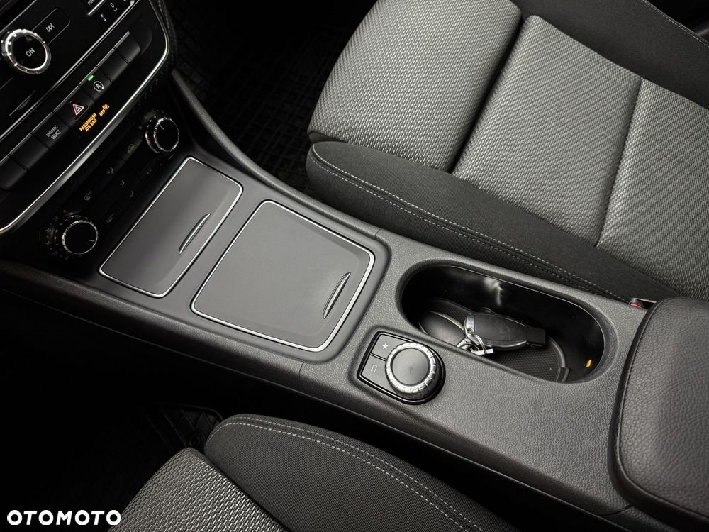 Mercedes-Benz GLA 180 7G-DCT - 30