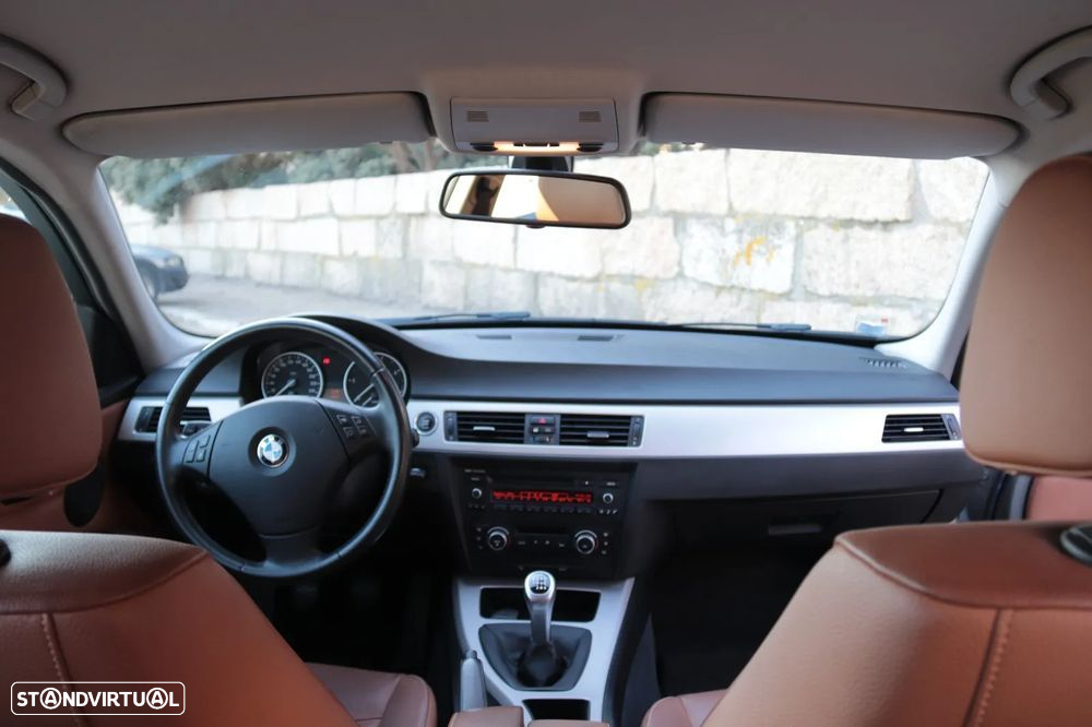 BMW 320 d Touring - 14