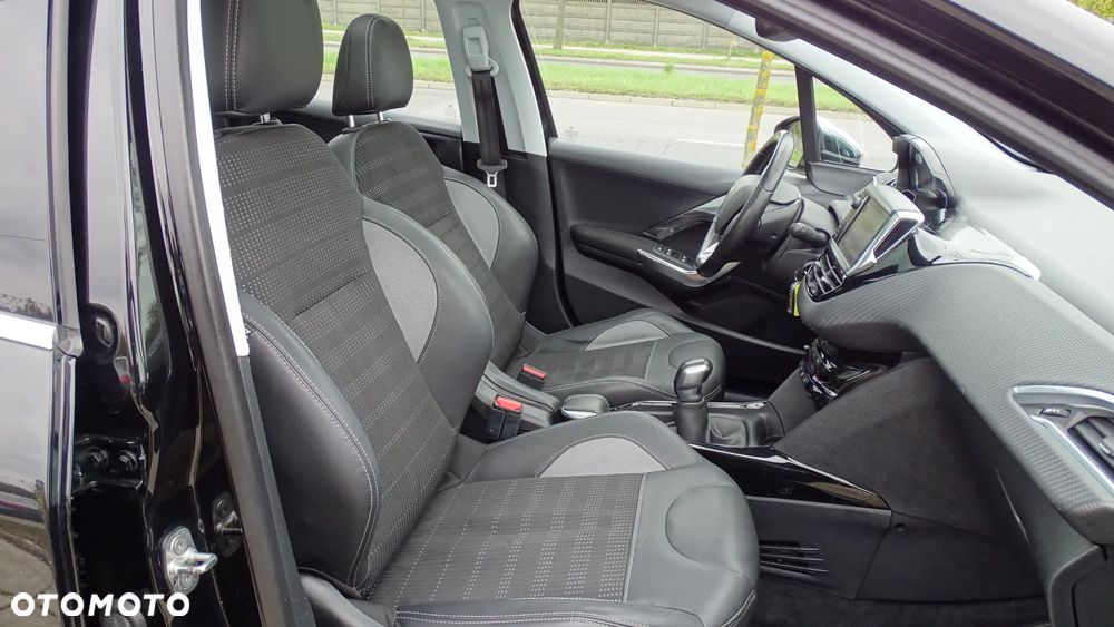 Peugeot 2008 1.2 Pure Tech Allure S&S - 19