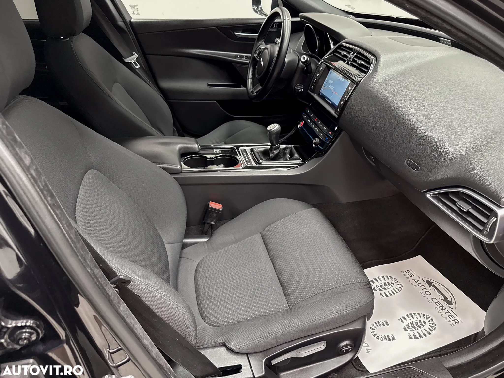 Jaguar XE 2.0 Pure - 12