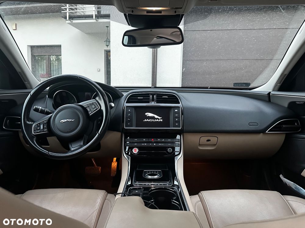 Jaguar XE 2.0 T Prestige - 9