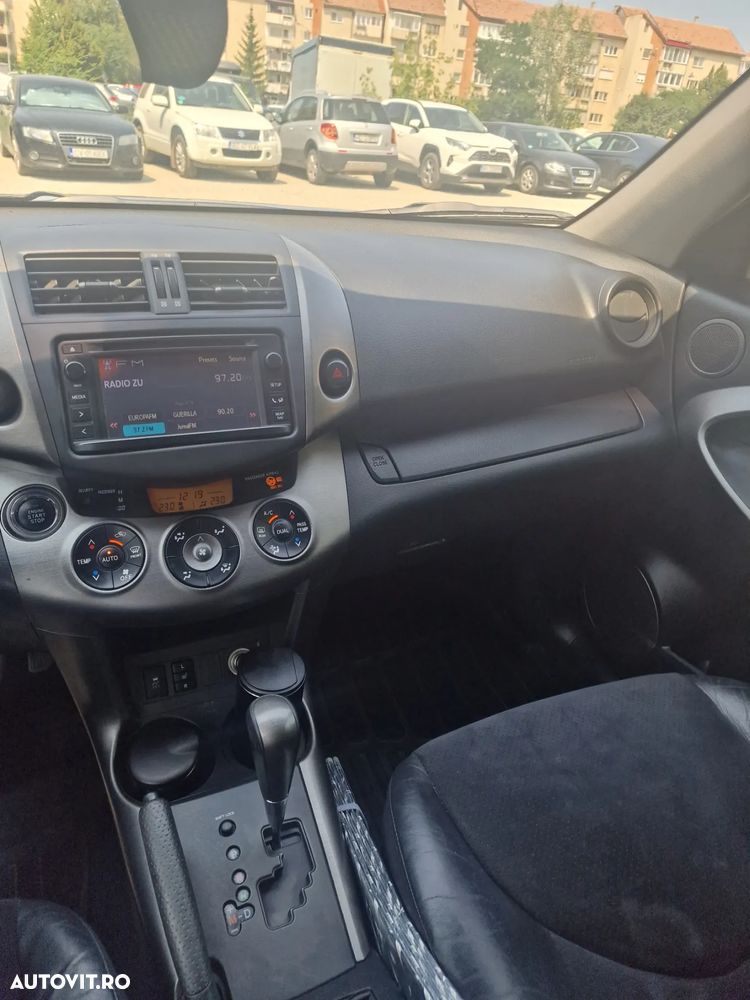 Toyota RAV4 2.2L D-CAT A/T Luxury - 17