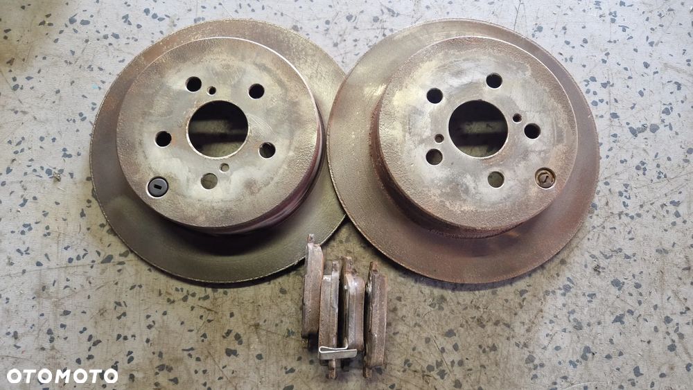 TOYOTA AVENSIS T25 TARCZE HAMULCOWE KLOCKI TYŁ - 1