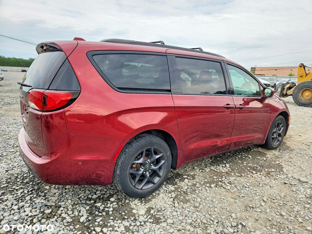 Chrysler Pacifica - 4