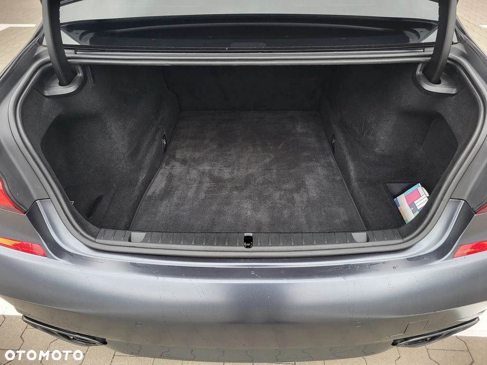 BMW Seria 7 M760Li xDrive - 25