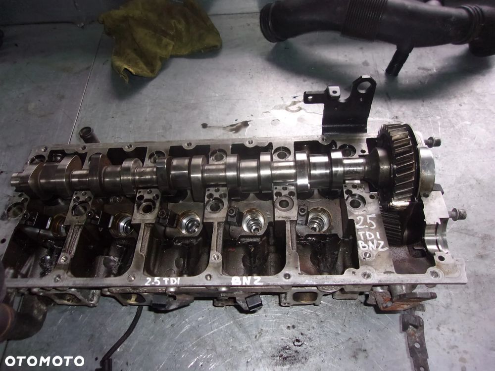 Głowica silnika VOLKSWAGEN T5 2.5 TDI BNZ