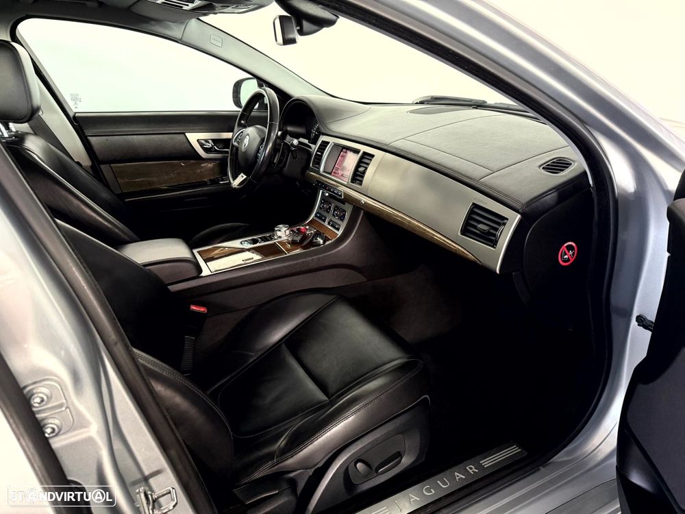Jaguar XF 2.2 D Premium Luxury - 40